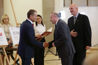The Office of the Prime Minister of Poland - Prof. Janusz Moryś and Prof. Wiesław Sawicki are receiving the official decision to award the Faculty of Pharmacy the status of National Leading Scientific Centre (KNOW) The Office of the Prime Minister of Poland - Prof. Janusz Moryś and Prof. Wiesław Sawicki are receiving the official decision to award the Faculty of Pharmacy the status of National Leading Scientific Centre (KNOW)