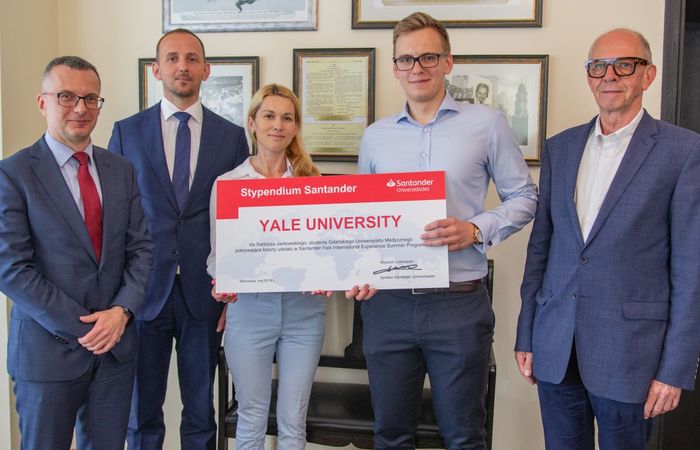 Santander-Yale scholarship for the MUG student