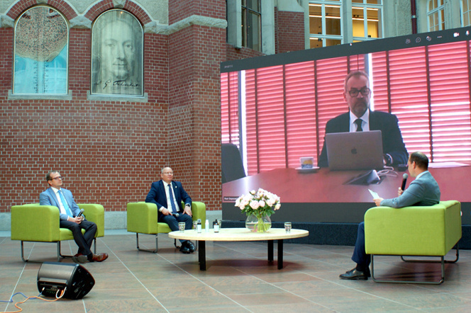 In the photo from the left: Prof. Michał Markuszewski, Vice-Rector for Science of the Medical University of Gdańsk, Prof. Krzysztof Wilde, Rector of the Gdańsk University of Technology, Prof. Piotr Stepnowski, Rector of the University of Gdańsk (on the screen) and Piotr Markowski, representing the Gdańsk Tech special purpose vehicle Excento. Photo: Paulina Gomułka-Wójtowicz/Gdańsk University of Technology