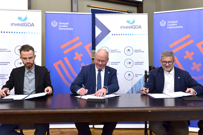 from the left: Vice-President of the Management Board of InvestGDA, Maciej Cieślik, Rector of the Gdańsk Tech and Chairman of the FarU Assembly, Prof. Krzysztof Wilde and President of InvestGDA, Marek Ossowski